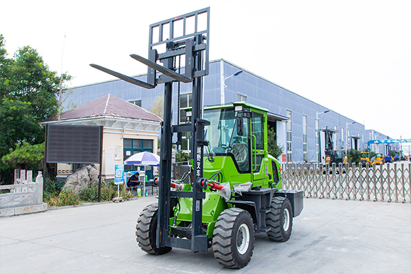  A Comprehensive Guide to Selecting the Ultimate Rough Terrain Forklift - HWC-35A
