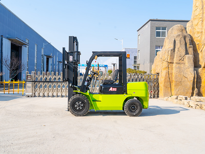 How to Choose the Right Forklift for Your Needs: Spotlight on the HW-3.5T Diesel Forklift